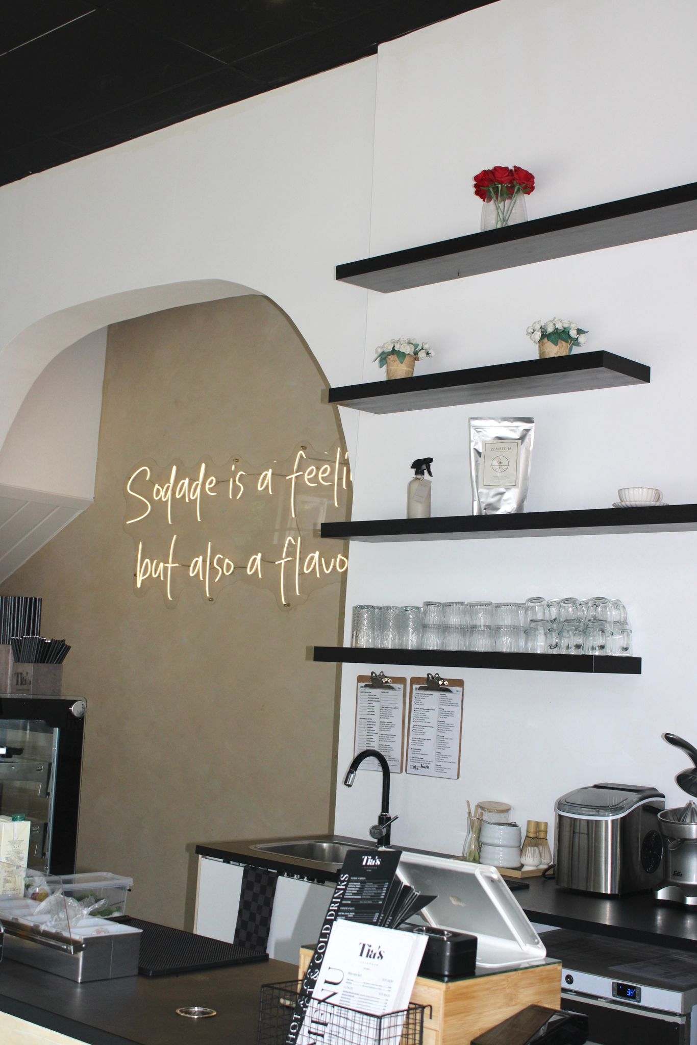 Bar en muur van Tia's Lunchroom