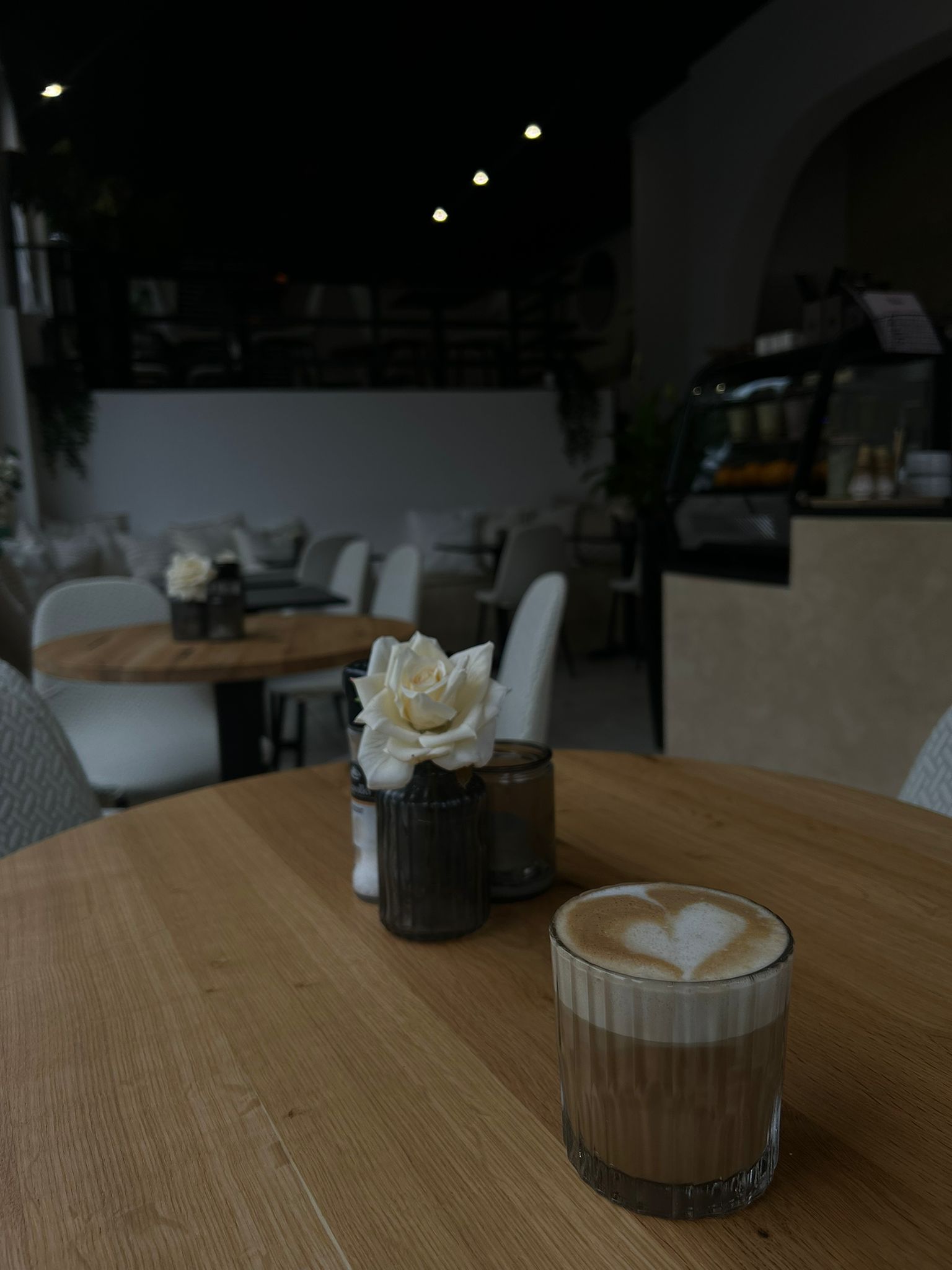 Koffie aan tafel bij Tia's Lunchroom